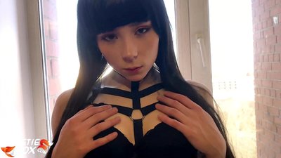 Suíonn brunette te go domhain agus go híogair ar airgead