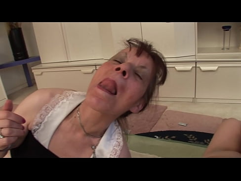 ❤️ Tá triúr ag beirt sheanmháthair agus seanathair amháin ️❌  Porn na Rúise  ag ga.com-porn-kai.ru